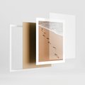 Plakat w ramie 40x50 - Ślady Stóp na Plaży: Spacer nad Morzem - plaża, ślady stóp na piasku - rama biała
