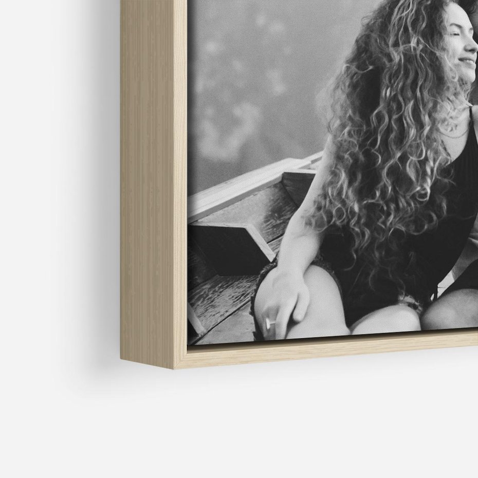 Obraz w ramie 80x80 - Księga mglistych marzeń - czarno biała fotografia, para zakochanych w łodzi - rama drewno