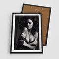 Plakat w ramie 50x70 - Piękno kobiecego aktu uchwycone - kobieta, akt - rama czarna