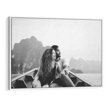 Obraz w ramie 100x70 - Księga mglistych marzeń - czarno biała fotografia, para zakochanych w łodzi - rama biała