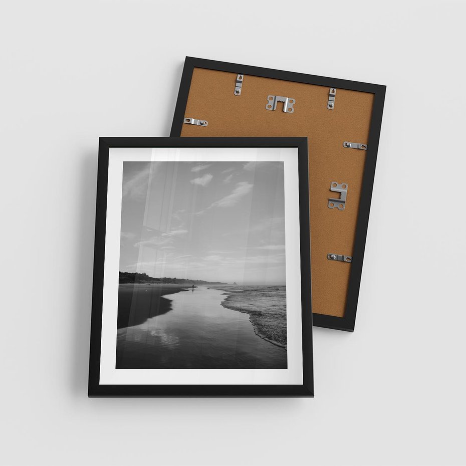 Plakat w ramie 40x50 - Nadmorska Melodia - czarno białe zdjęcie, plaża - rama czarna
