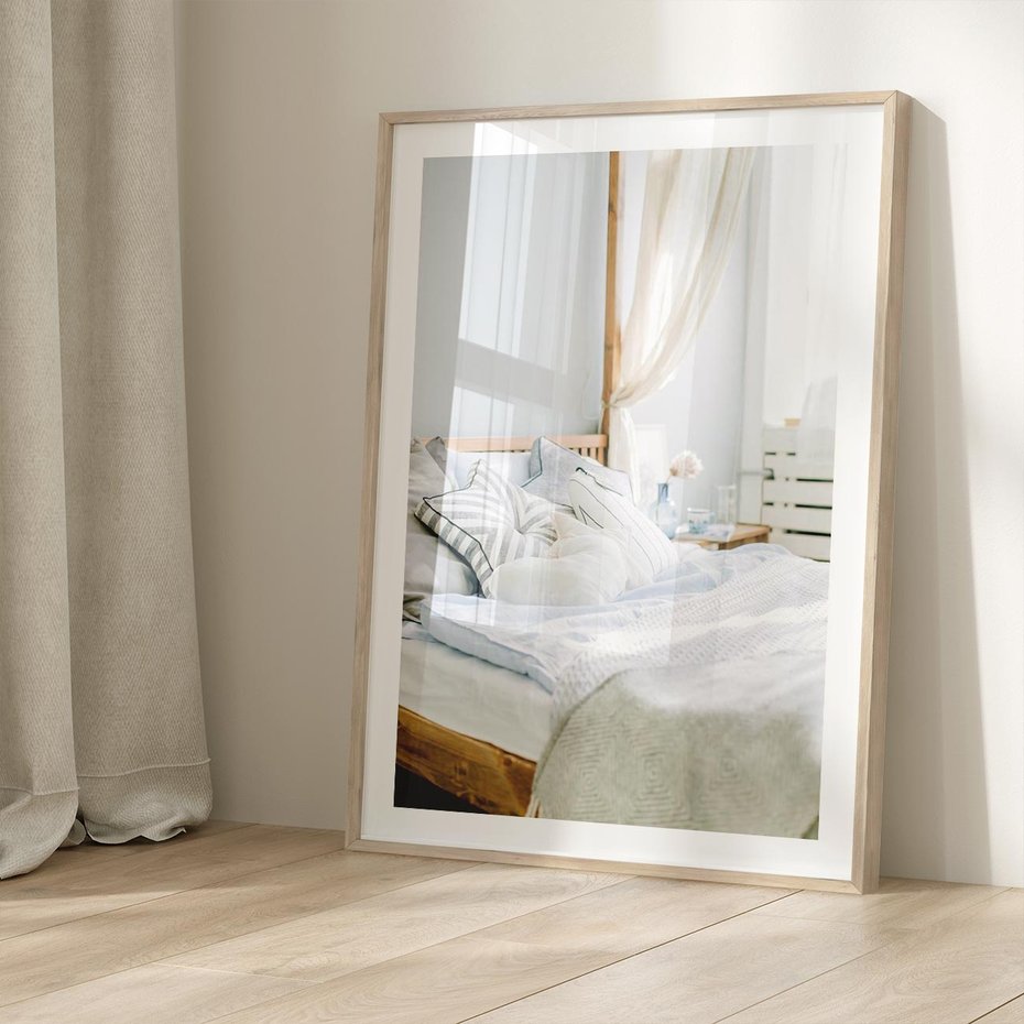 Plakat w ramie 40x50 - Relaks w Sypialni: Jasne Kolory - zdjęcie sypialni, łóżko - rama drewno