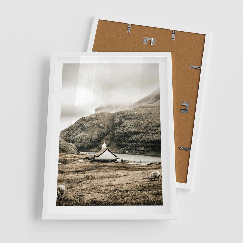 Plakat w ramie 50x70 - Kościół na Wzgórzu: Sepia Nostalgii - kościół w górach, na wzgórzu - rama biała