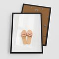 Plakat w ramie 50x70 - Minimalistyczna Moda: Klapki na Białym Tle - klapki, minimalizm - rama czarna