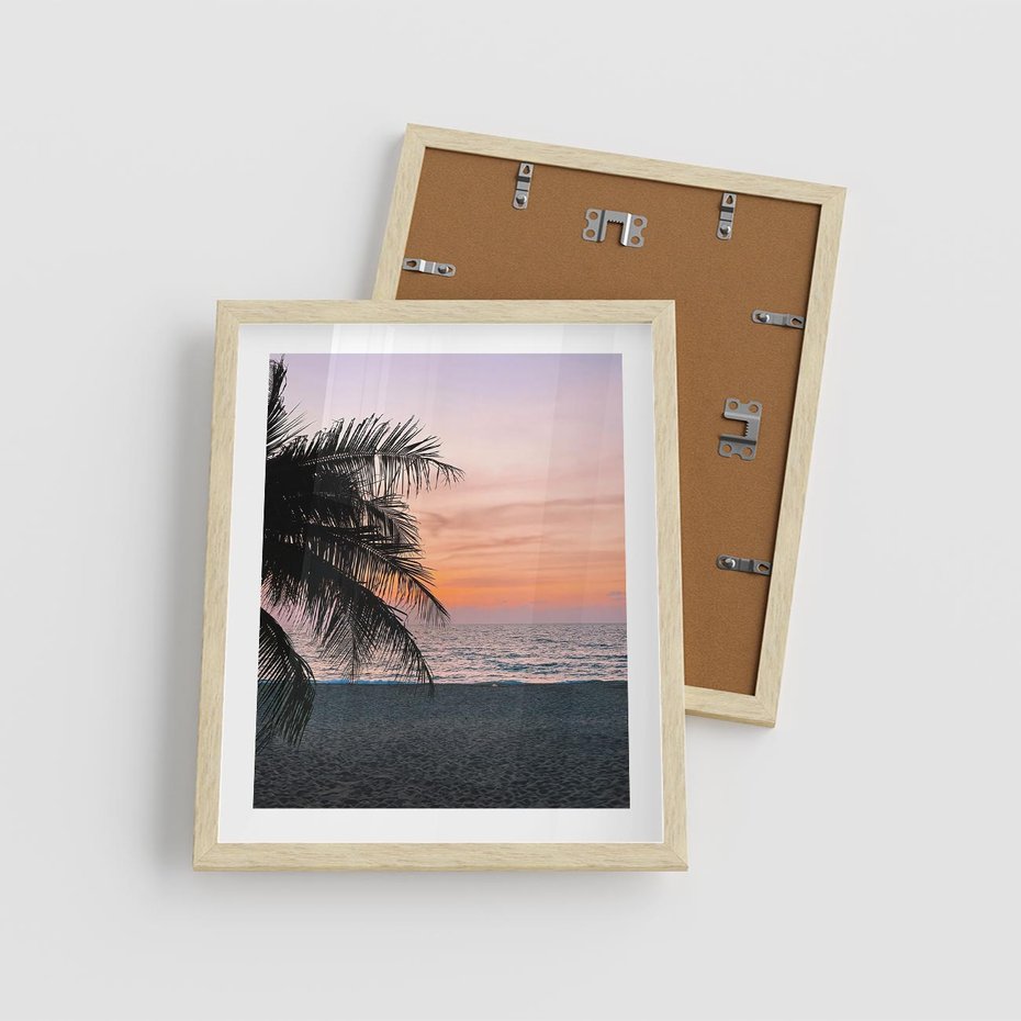 Plakat w ramie 40x50 - Tropikalny Zachód Słońca: Piękno Palmy - palma, nad morzem - rama drewno
