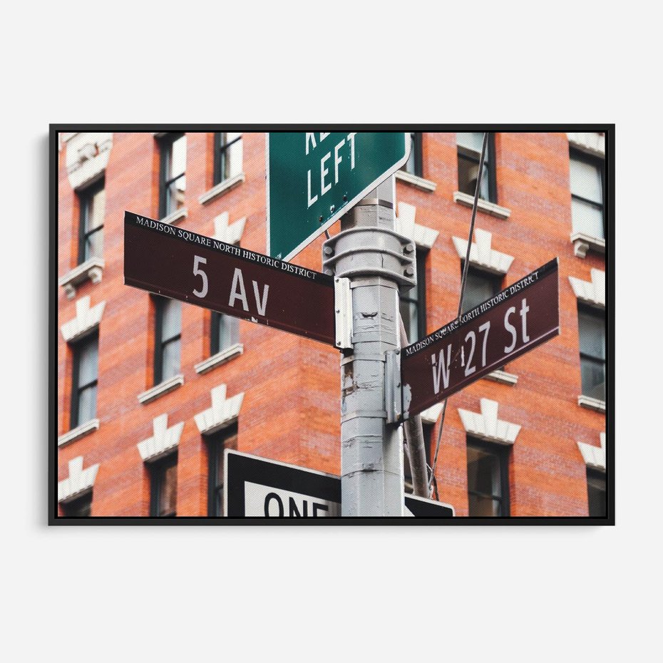 Obraz w ramie 70x50 - Namiastka wielkiego miasta - Nowy Jork, drogowskaz - rama czarna
