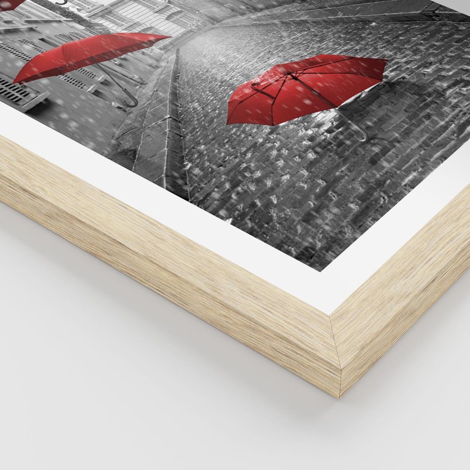 Plakat w ramie 30x40 - Parasole w malowniczej uliczce - parasole, uliczka - rama drewno