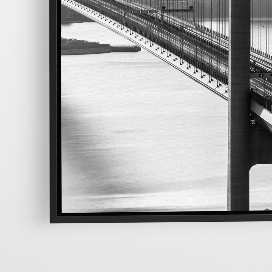 Obraz w ramie 50x50 - Ikona Miasta - most Nowy Jork, czarno biała fotografia - rama czarna