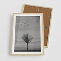 Plakat w ramie 50x70 - Samotne Drzewo - samotne drzewo w polu, czarno białe zdjęcie - rama drewno