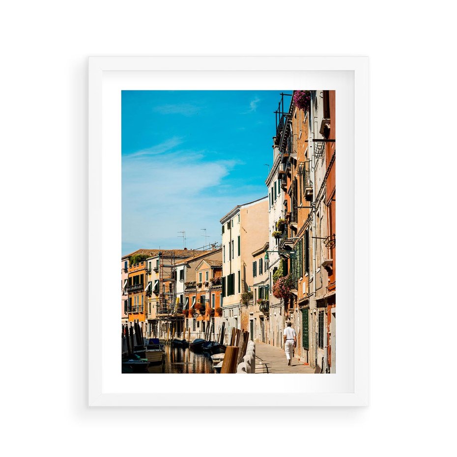 Plakat w ramie 40x50 - Magia Miejskiego Krajobrazu - uliczka, perspektywa - rama biała