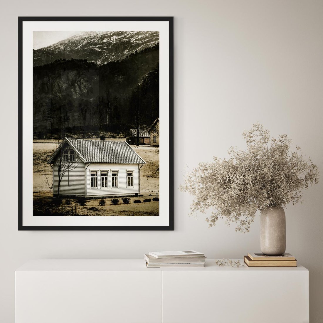 Plakat w ramie 40x50 - Ciepło i Urok Górskiego Domku - domek w górach, sepia - rama czarna