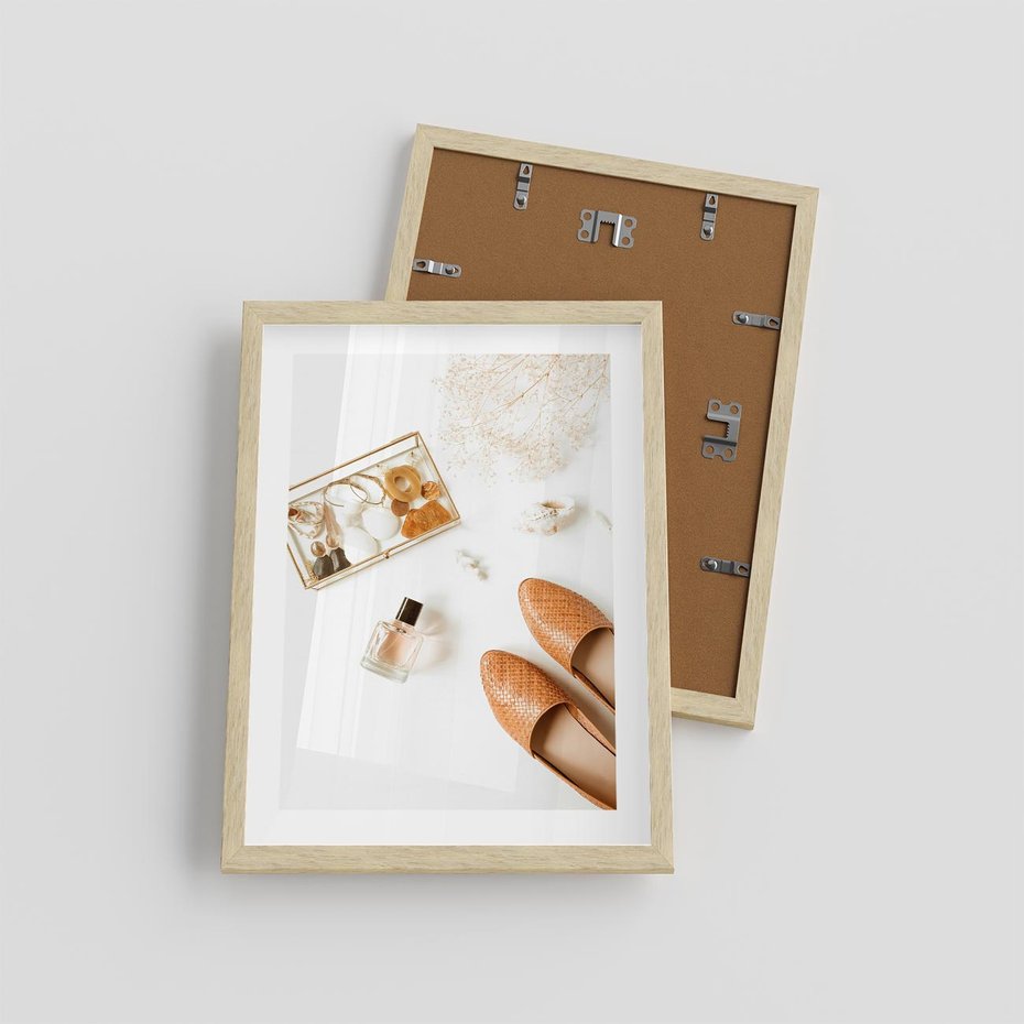 Plakat w ramie 30x40 - Elegancja w Szafie - modowa fotografia, buty - rama drewno