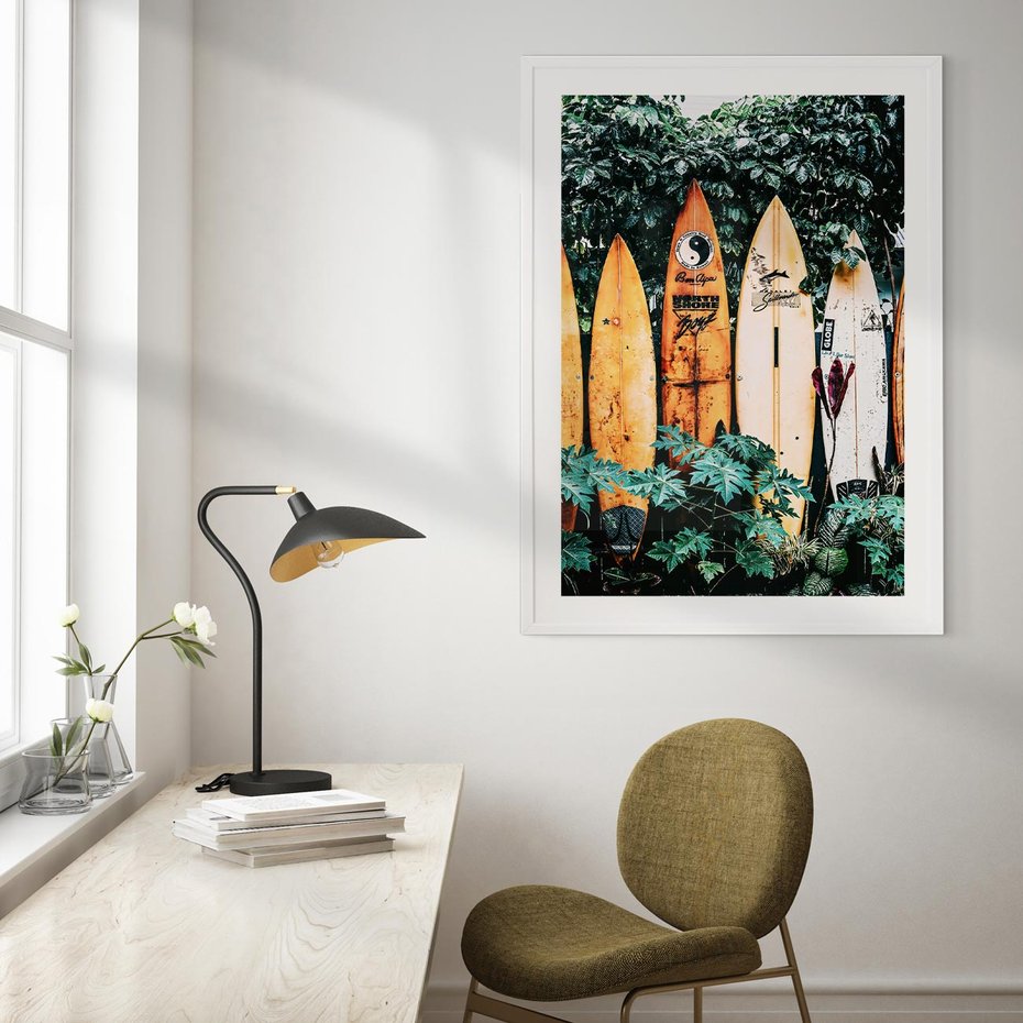 Plakat bez ramy 30x40 - Surfowanie w Harmonii z Naturą - deski surfingowe, oparte o rośliny