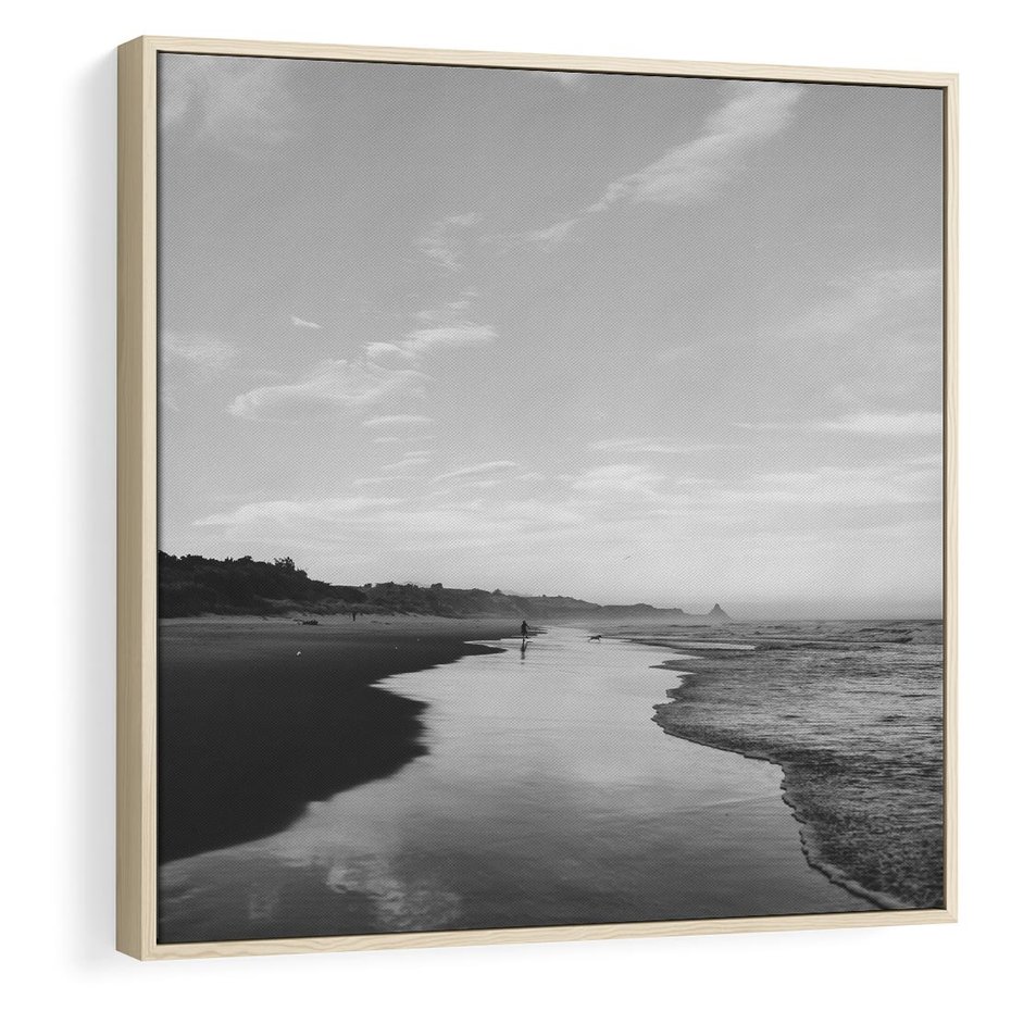 Obraz w ramie 50x50 - Nadmorska Melodia - czarno białe zdjęcie, plaża - rama drewno