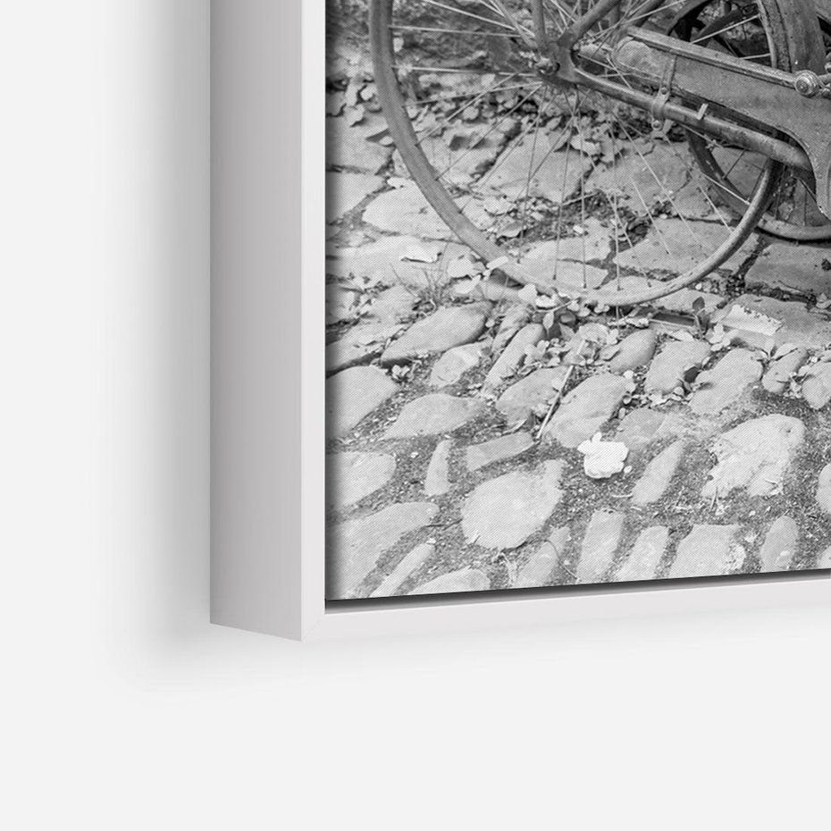 Obraz w ramie 120x80 - Zapomniany Urok - czarno biała fotografia, stary rower oparty o mur - rama biała