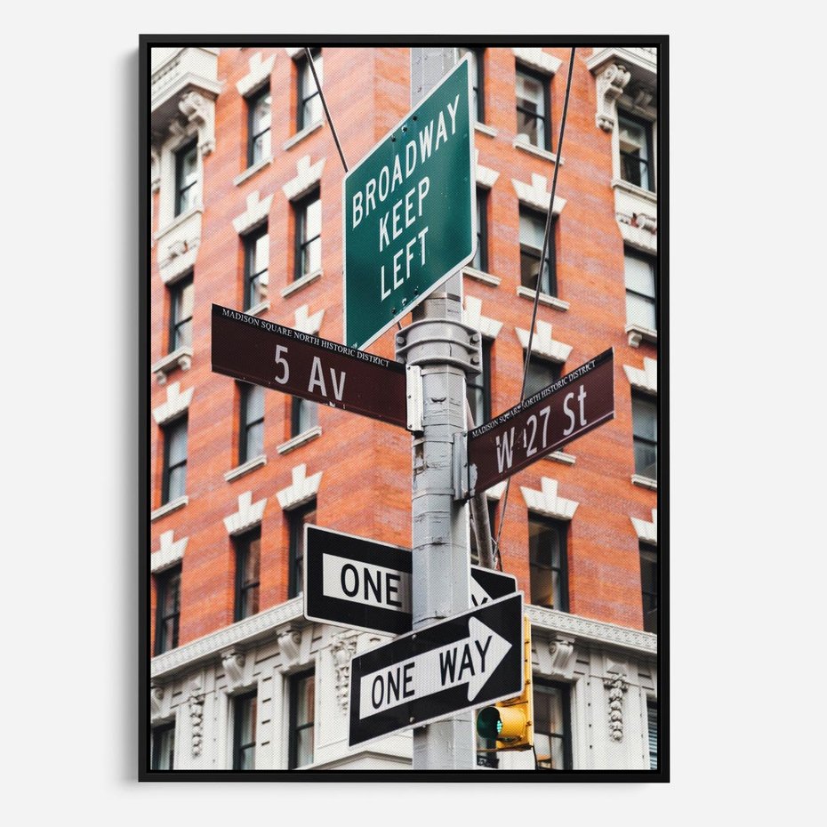 Obraz w ramie 70x100 - Namiastka wielkiego miasta - Nowy Jork, drogowskaz - rama czarna