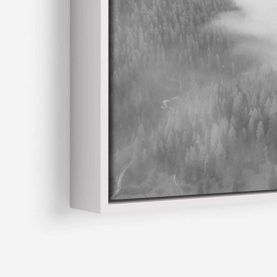 Obraz w ramie 50x50 - Szare Góry - zamglony krajobraz, las - rama biała