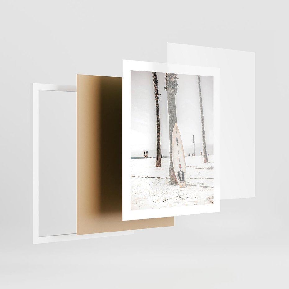 Plakat w ramie 40x50 - Plażowy Relaks - deska surfingowa, oparta o palmę - rama biała