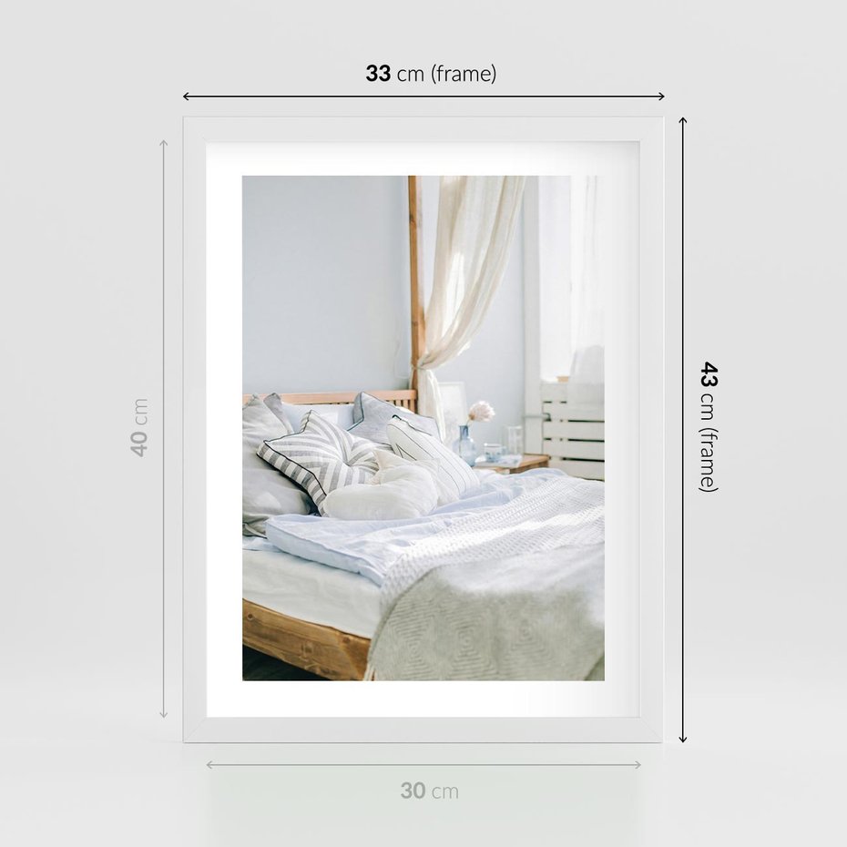 Plakat w ramie 30x40 - Relaks w Sypialni: Jasne Kolory - zdjęcie sypialni, łóżko - rama biała