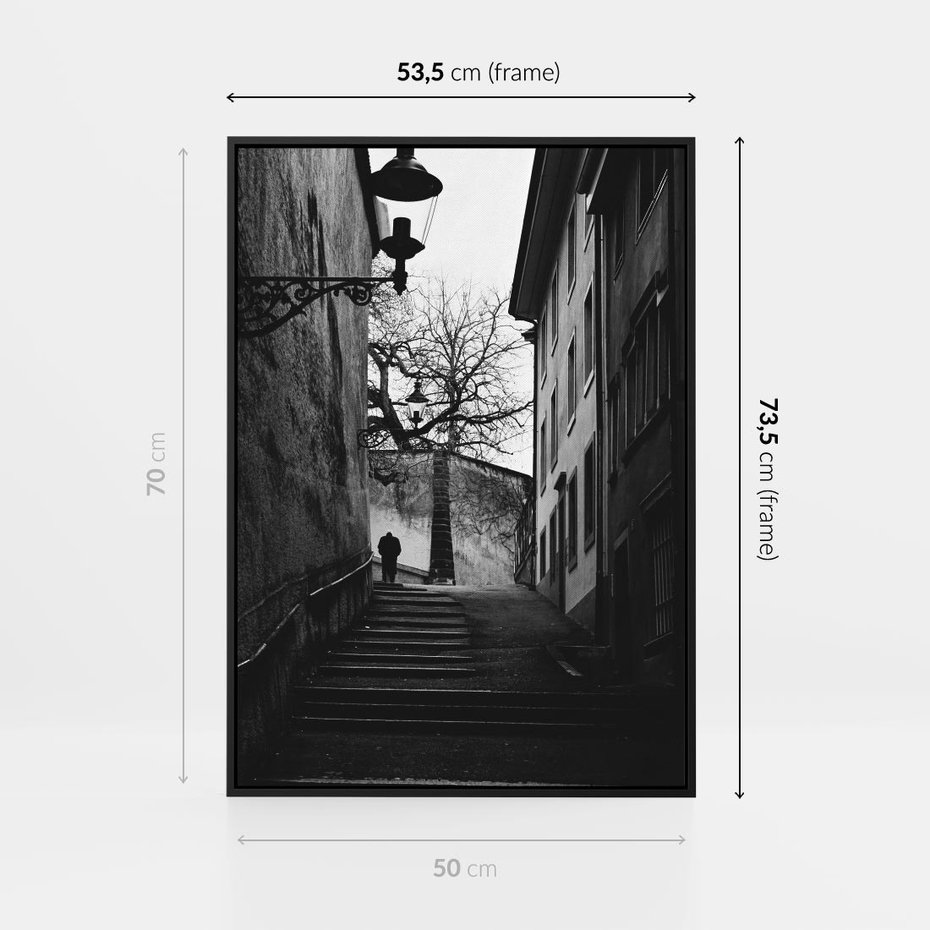 Obraz w ramie 50x70 - Ukryta Uliczka - czarno białe zdjęcie, schody - rama czarna