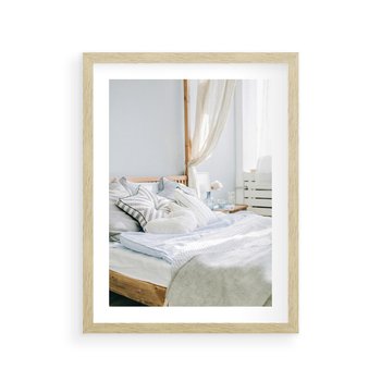 Plakat w ramie 50x70 - Relaks w Sypialni: Jasne Kolory - zdjęcie sypialni, łóżko - rama drewno