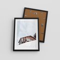 Plakat w ramie 30x40 - Spokój Górskiej Zimy - chatka w górach, domek górski - rama czarna