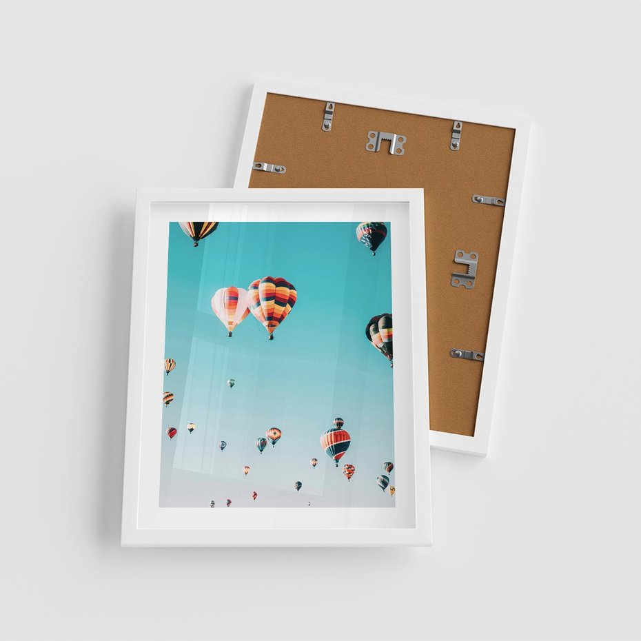 Plakat w ramie 40x50 - Balonowa Ekscytacja - balony latają w powietrzu, wyścigi balonów - rama biała