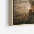 Obraz w ramie 50x70 - Podróżniczy bukiet na łące - plecak, podróż - rama drewno
