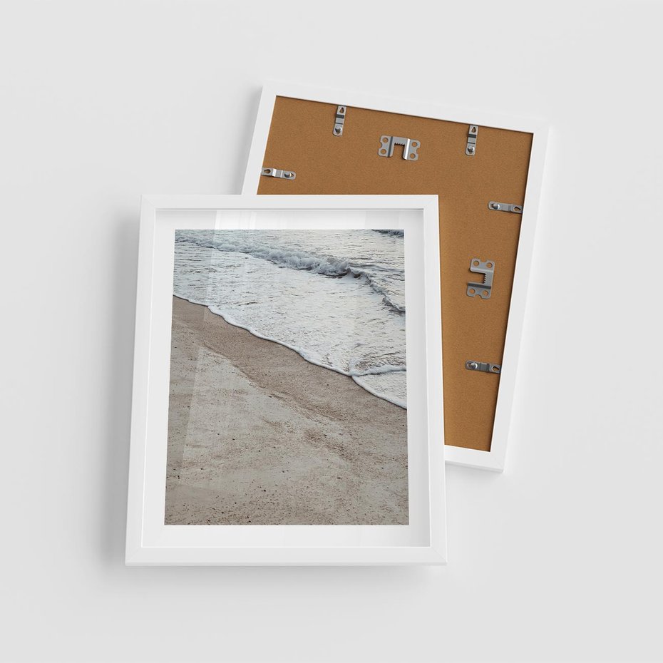 Plakat w ramie 40x50 - Brzeg Morza: Malownicza Plaża i Fale - morze, plaża - rama biała