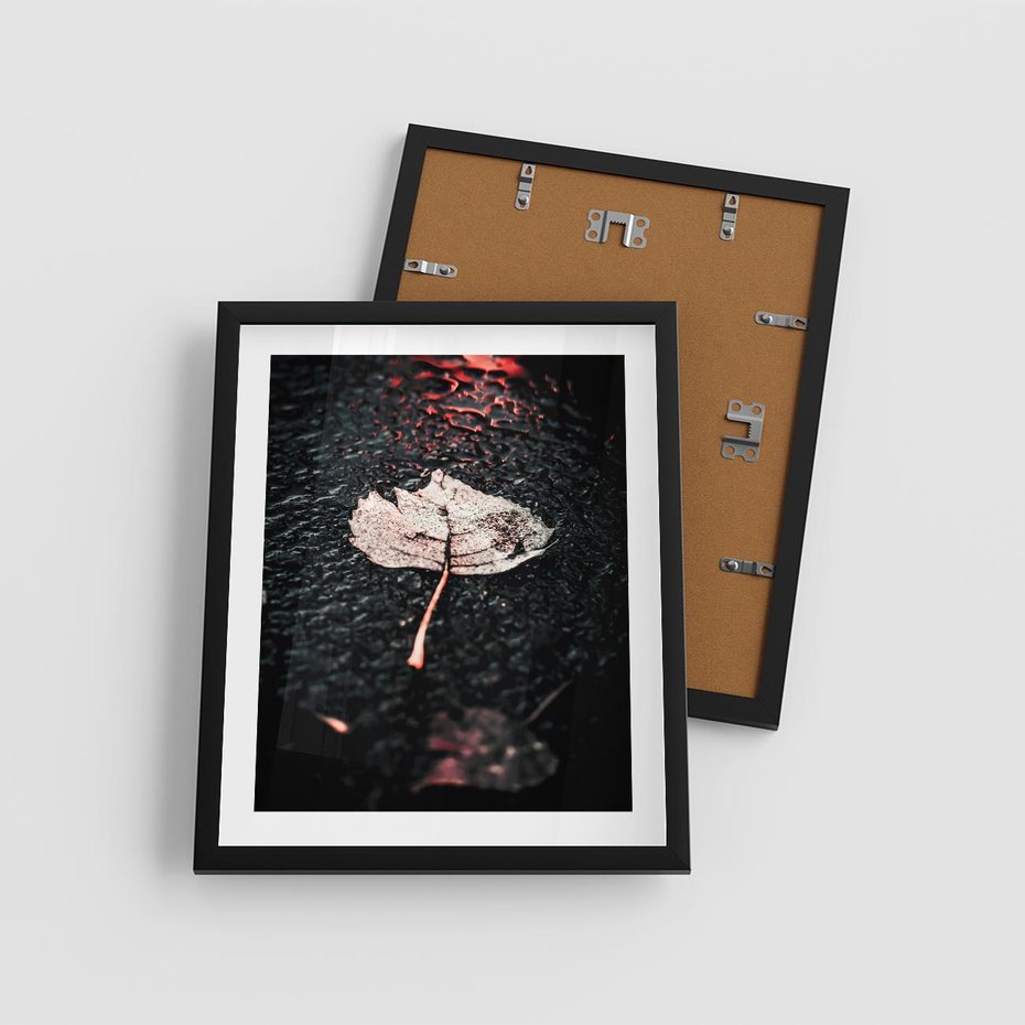 Plakat w ramie 40x50 - Jesień w Detalu: Liść na Mokrej Drodze - liść, jesień - rama czarna