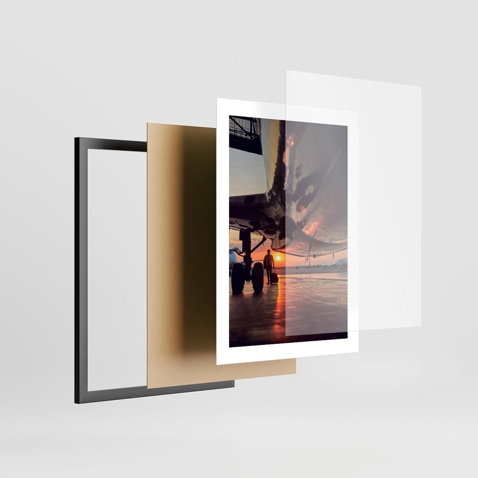 Plakat w ramie 30x40 - Podróż ku Zachodzącemu Słońcu - samolot, scena na lotnisku - rama czarna