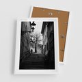 Plakat w ramie 50x70 - Ukryta Uliczka - czarno białe zdjęcie, schody - rama biała