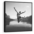Obraz w ramie 50x50 - Beztroska Chwila - czarno biała fotografia, mężczyzna wesoło wskakuje do keziora w górach - rama czarna