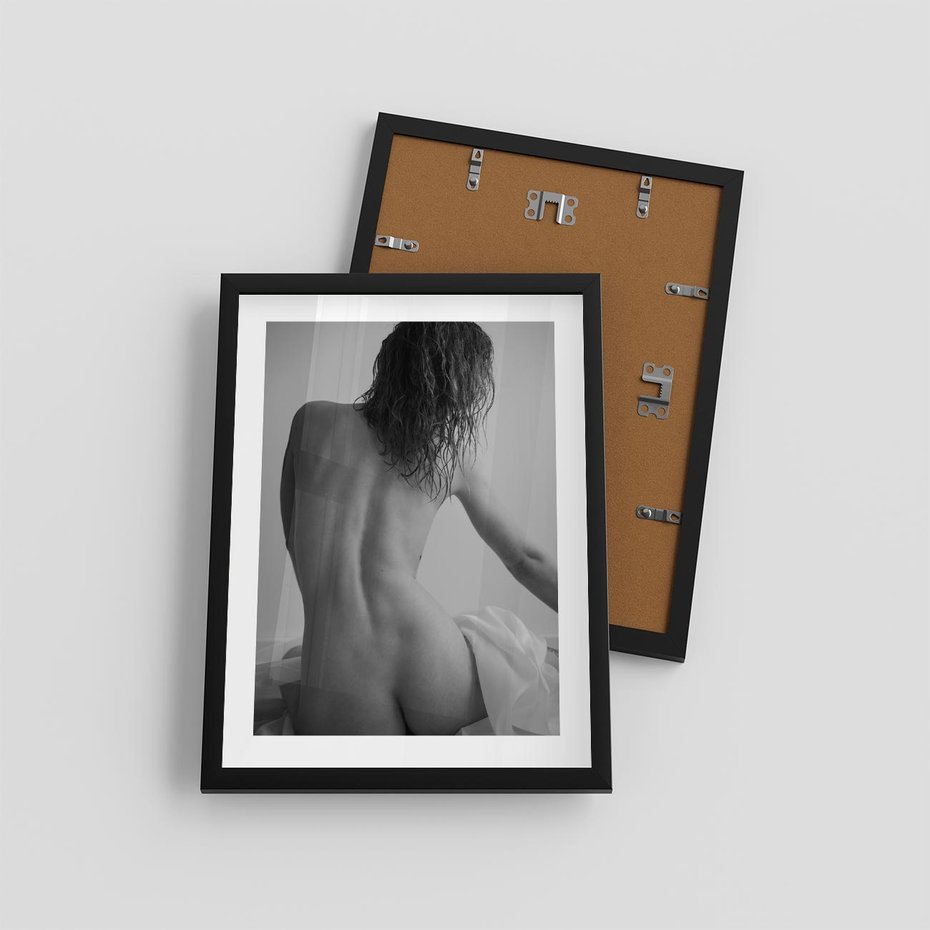 Plakat w ramie 30x40 - Piękno o Poranku - czarno biała fotografia, akt kobiecy - rama czarna