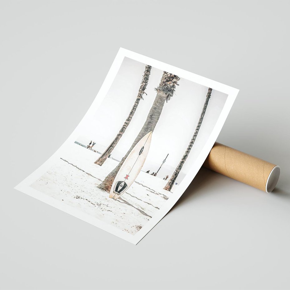 Plakat bez ramy 50x70 - Plażowy Relaks - deska surfingowa, oparta o palmę