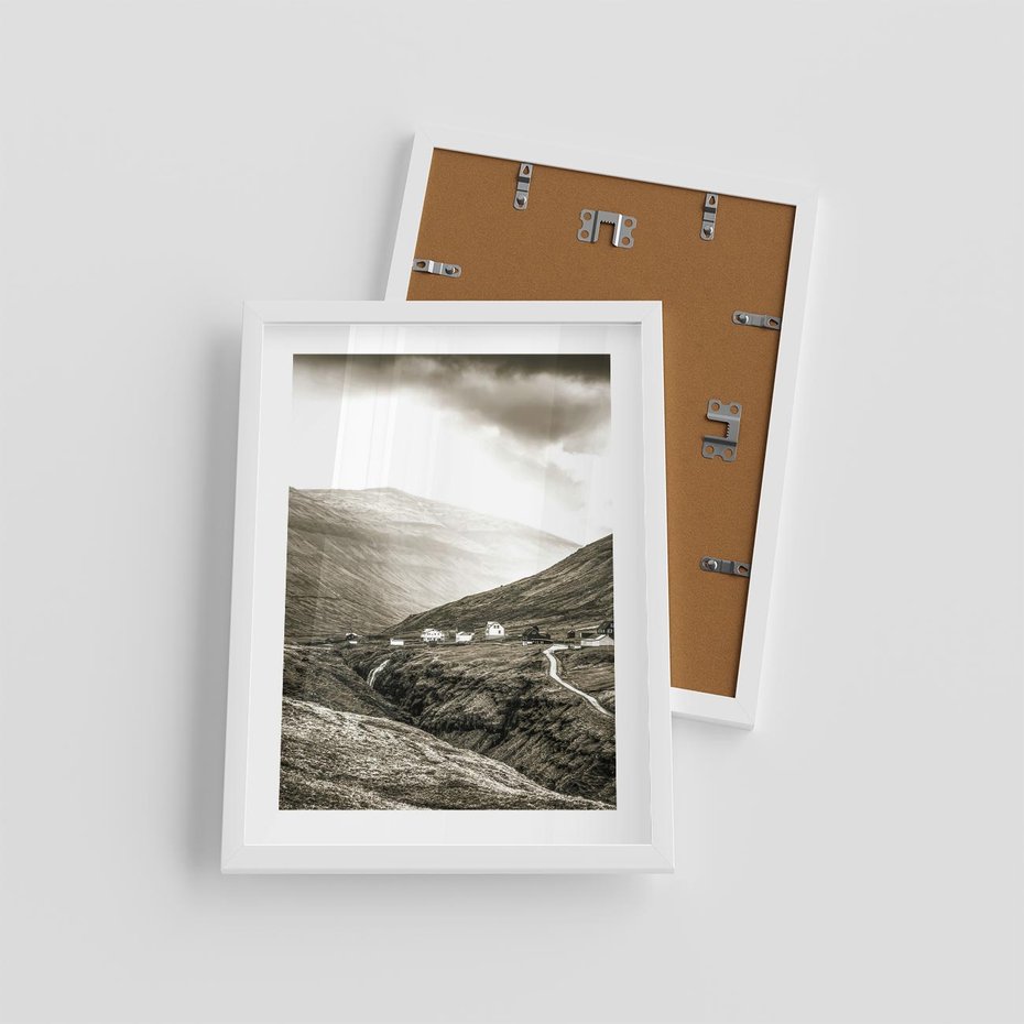 Plakat w ramie 30x40 - Domki w Górach - czarno biała fotografia, górski pejzaż - rama biała