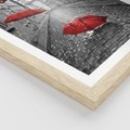 Plakat w ramie 40x50 - Parasole w malowniczej uliczce - parasole, uliczka - rama drewno