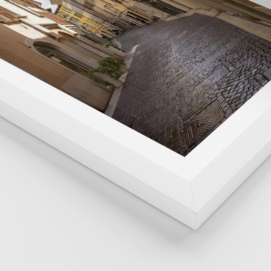 Plakat w ramie 30x40 - Magiczne widoki - uliczka, perspektywa - rama biała