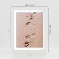 Plakat w ramie 40x50 - Ślady na Piasku - piasek, plaża - rama biała