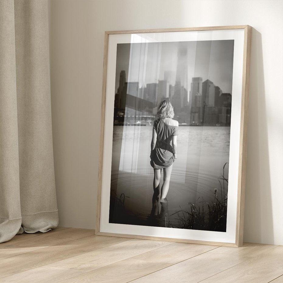 Plakat w ramie 50x70 - Kapiel w Mieście - czarno białe zdjęcie, kobieta wchodzi do wody - rama drewno