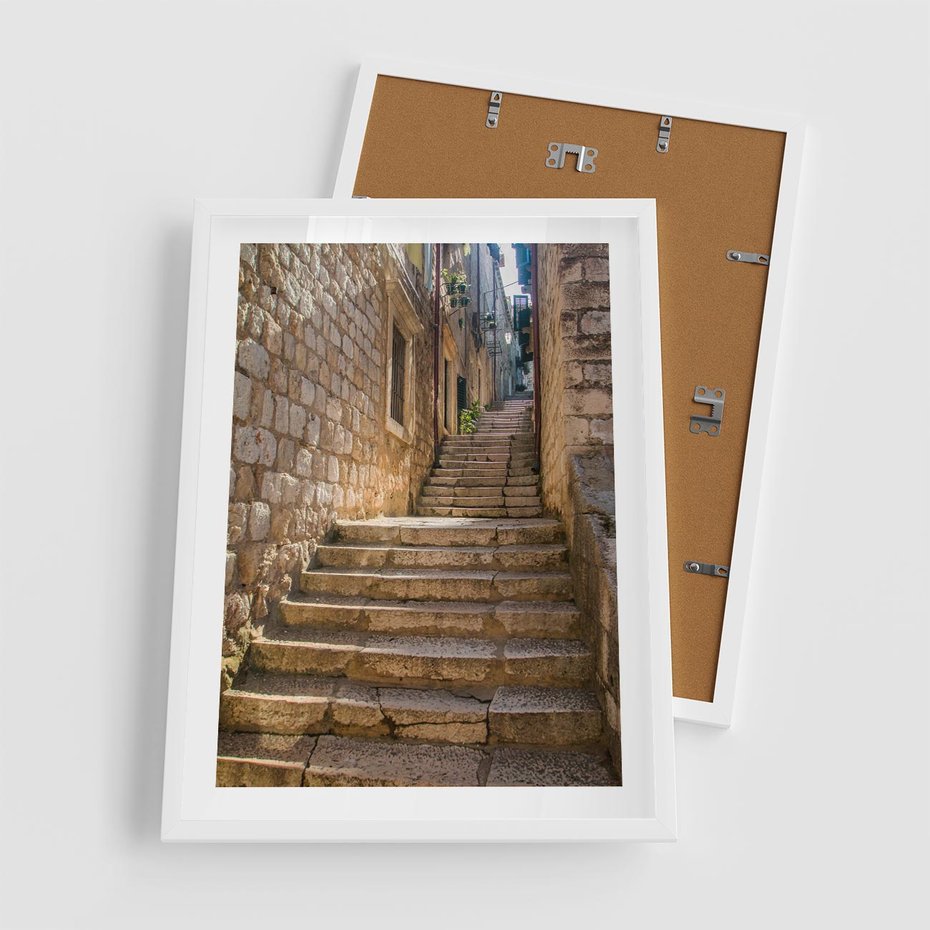 Plakat w ramie 50x70 - Uliczka: perspektywa miejskiego krajobrazu - uliczka, perspektywa - rama biała