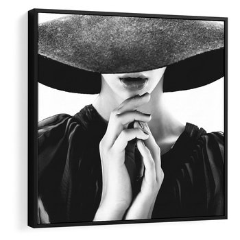 Obraz w ramie 50x50 - Czarna Elegancja - fotografia czarno biała, zbliżenie portret kobiety w czerni - rama czarna