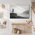 Obraz w ramie 120x80 - Melancholia Północy - czarnobiała fotografia, nadmorska latarnia na klifie - rama drewno