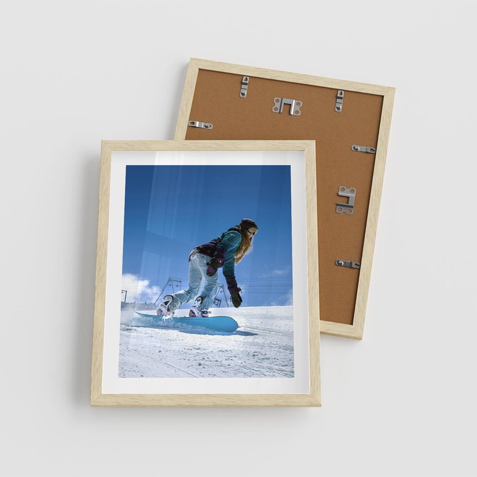 Plakat w ramie 40x50 - Snowboard na zimowych zboczach - snowboard, zima - rama drewno