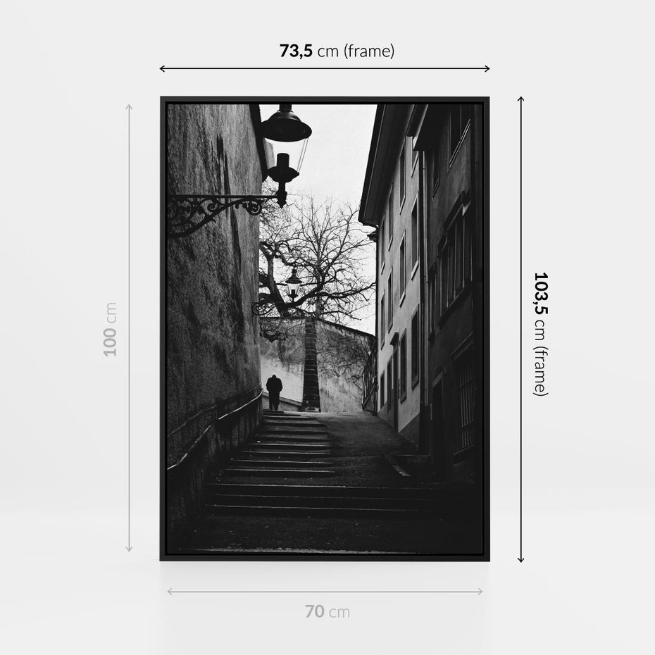 Obraz w ramie 70x100 - Ukryta Uliczka - czarno białe zdjęcie, schody - rama czarna