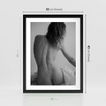 Plakat w ramie 30x40 - Piękno o Poranku - czarno biała fotografia, akt kobiecy - rama czarna
