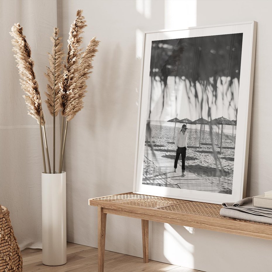 Plakat bez ramy 21x30 - Wakacyjny Spacer - czarno białe zdjecie, plaża