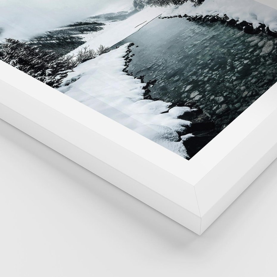 Plakat w ramie 40x50 - Zimowa Przyroda: Rzeka, Góry i Śnieg - zima, rzeka - rama biała