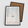 Plakat w ramie 50x70 - W Powietrzu: Samolot na Niebie - samolot w przestworzach, samolot na niebie - rama czarna