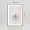 Plakat w ramie 50x70 - Delikatność w Bieli - białe ciateczka. makaroniki, minimalistyczne zdjęcie - rama drewno